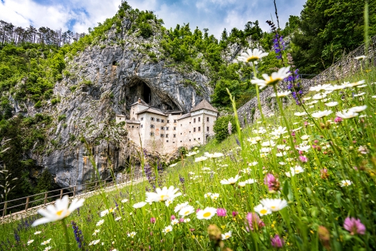 Grajska skrivnost: Predjamski grad Postojnske jame